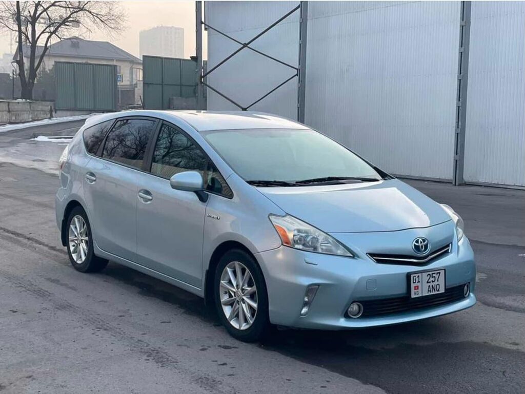 Toyota Prius V: 2011 г., 1.8 л, Гибрид, Универсал: фото 1