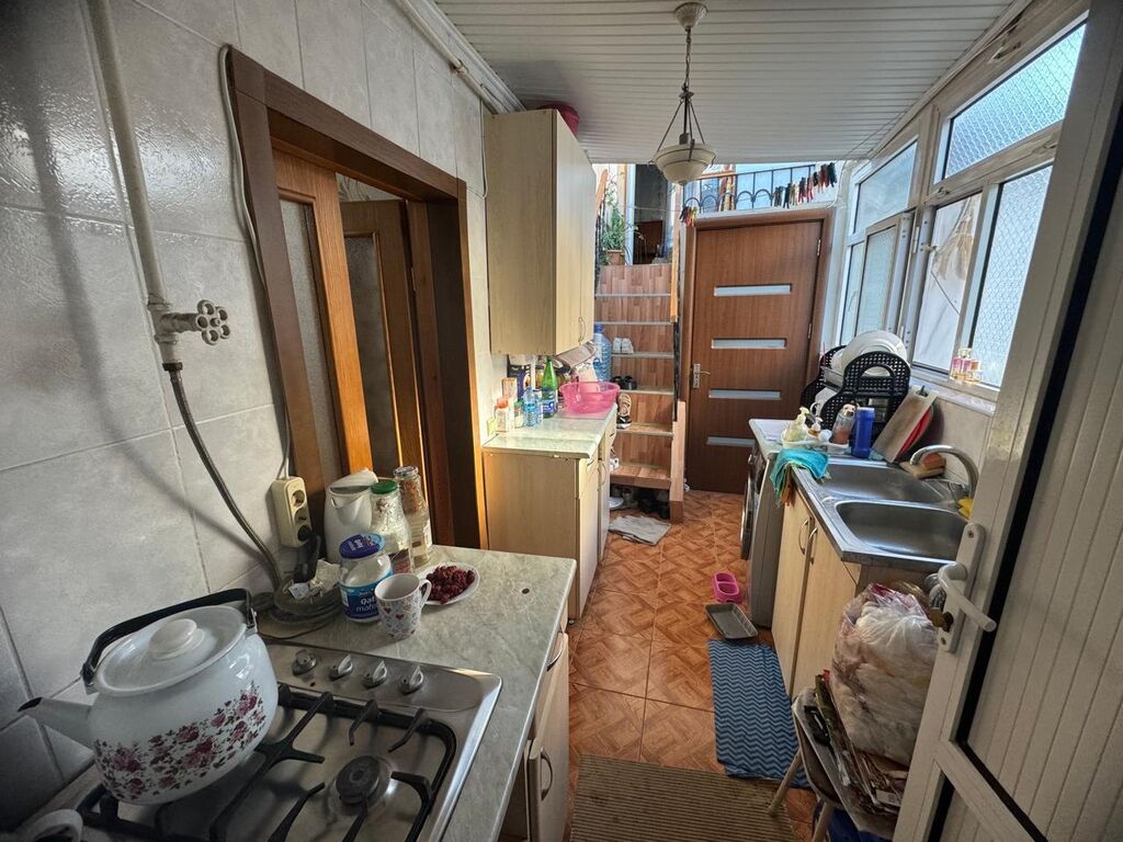 6 otaqlı, 216 kv. m, Orta təmir