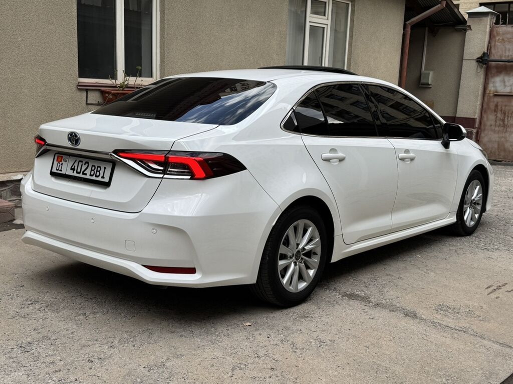 Toyota Corolla: 2023 г., 1.8 л, Вариатор, Гибрид, Седан: фото 4