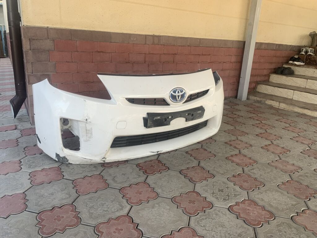 Передний бампер Toyota Prius в белом цвете. Оригинальный бампер с: фото 1