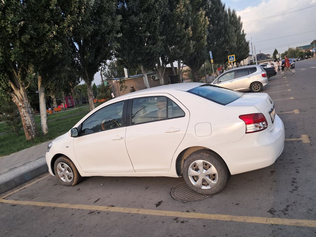 Toyota Yaris: 2009 г., 1.3 л, Автомат, Седан: фото 2