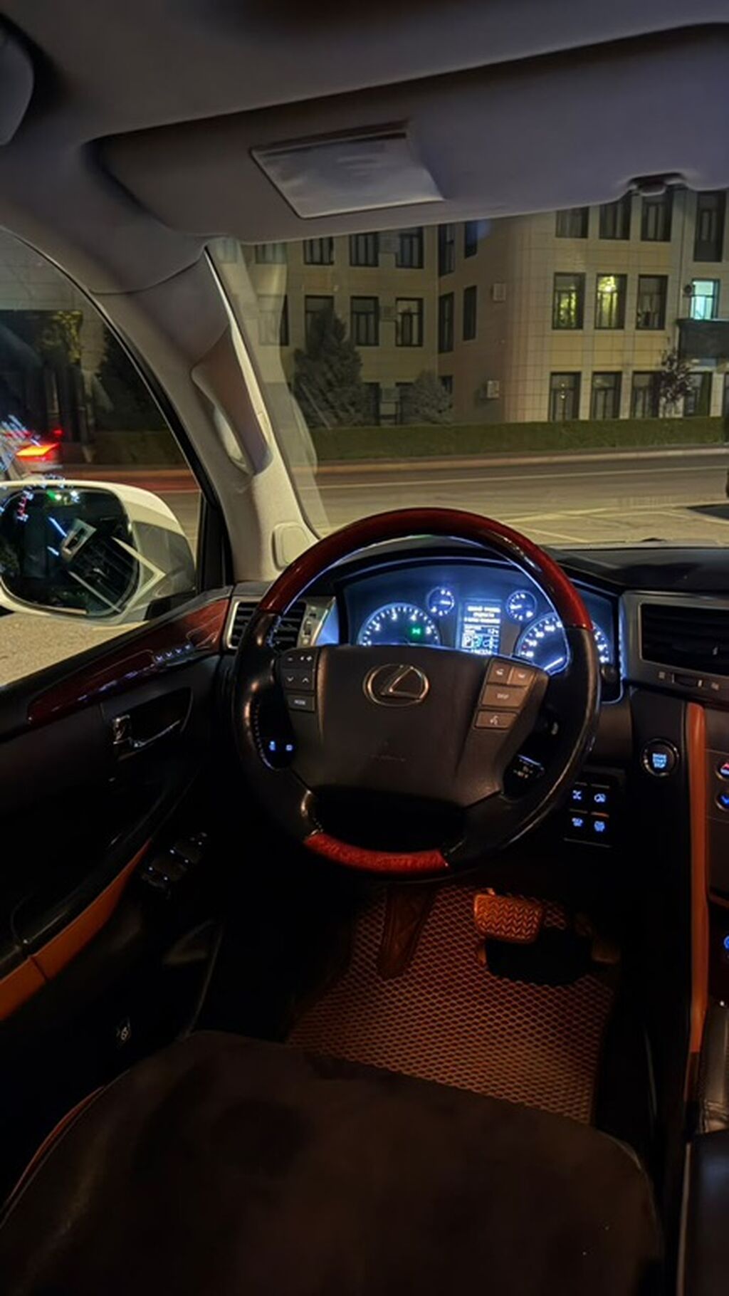 Lexus LX: 2012 г., 5.7 л, Автомат, Бензин, Внедорожник: фото 7