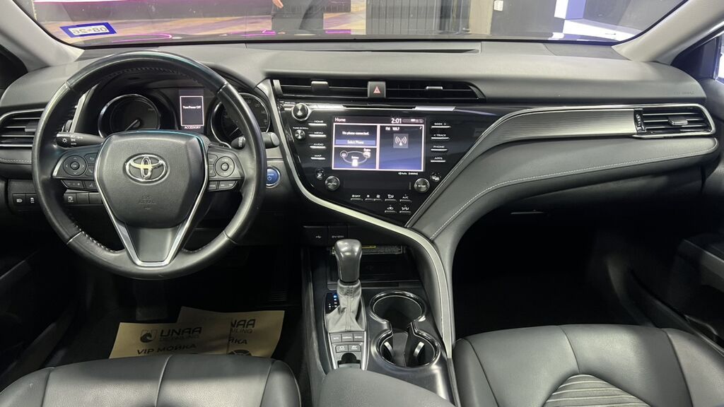 Toyota Camry: 2020 г., 2.5 л, Автомат, Гибрид, Седан: фото 3