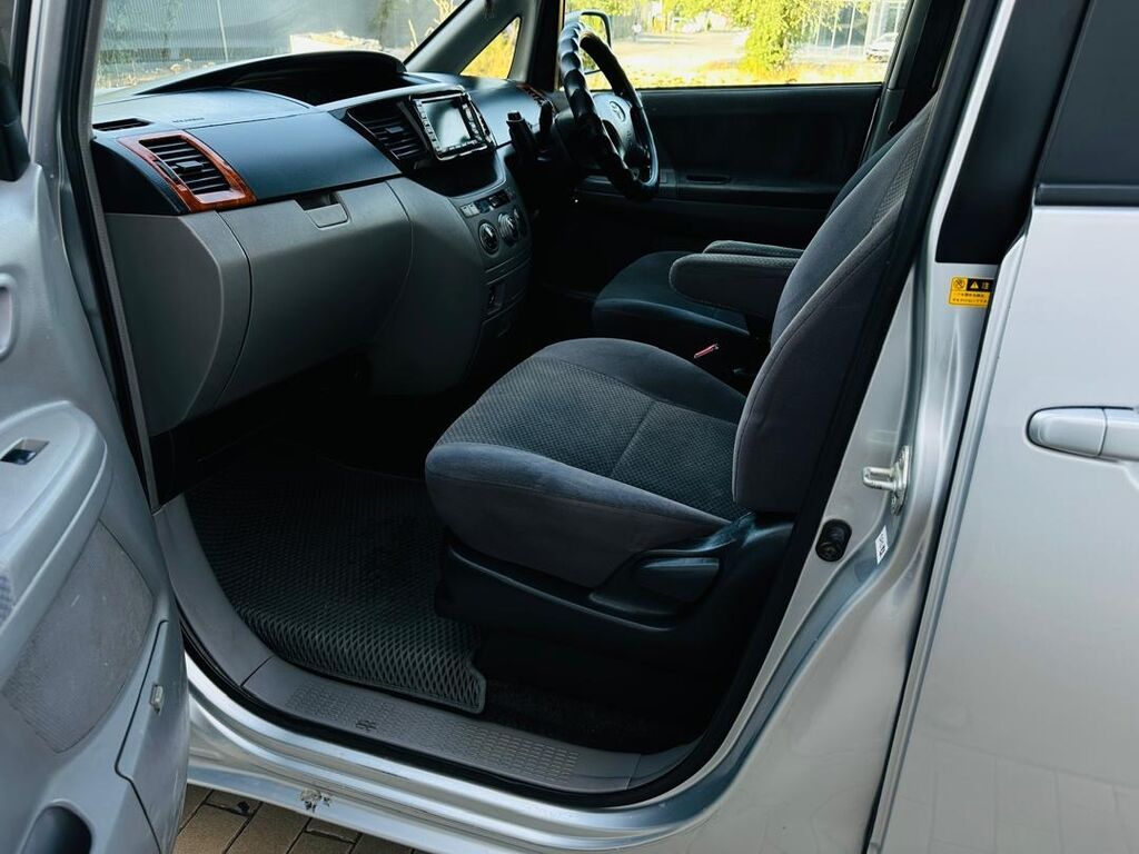 Toyota Voxy: 2004 г., 2 л, Автомат, Бензин, Минивэн: фото 8