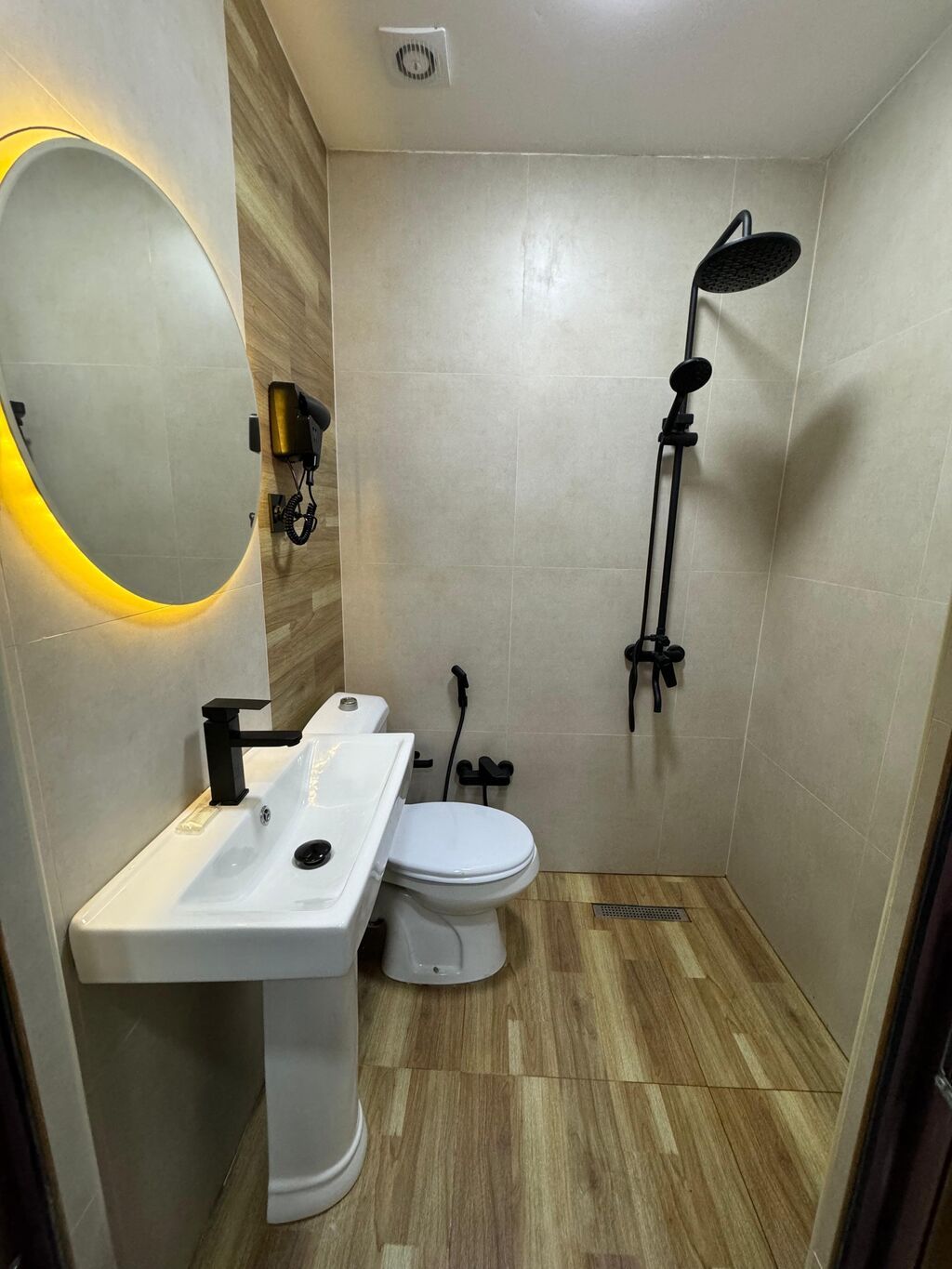 Otel rahat və müasir dizaynlı otaqlardan ibarətdir. Təmizliyə və