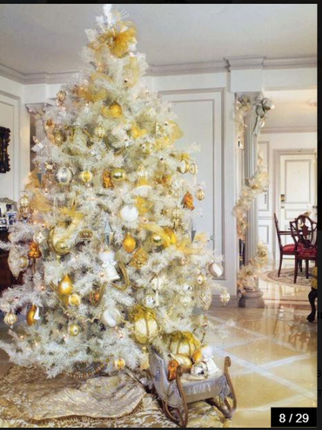 Белая елка с золотыми шарами