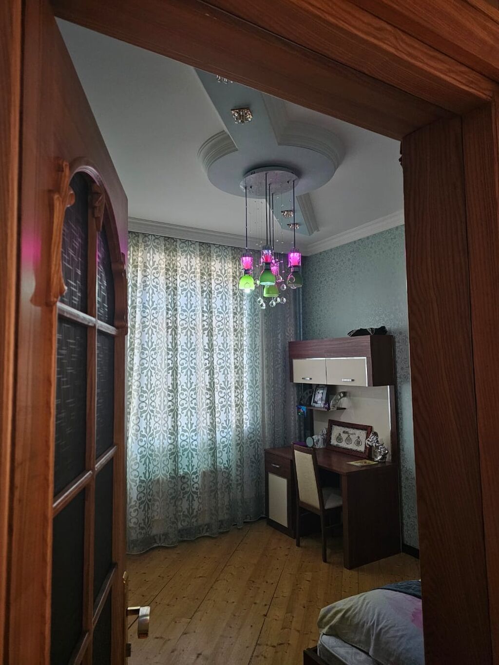 2 mərtəbəli fərdi yaşayış evi - Ümumi: daş divarlı, künc sahəli həyət
