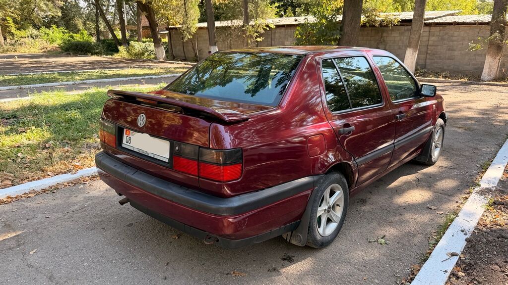 Volkswagen Vento: 1994 г., Бензин, Седан: фото 4