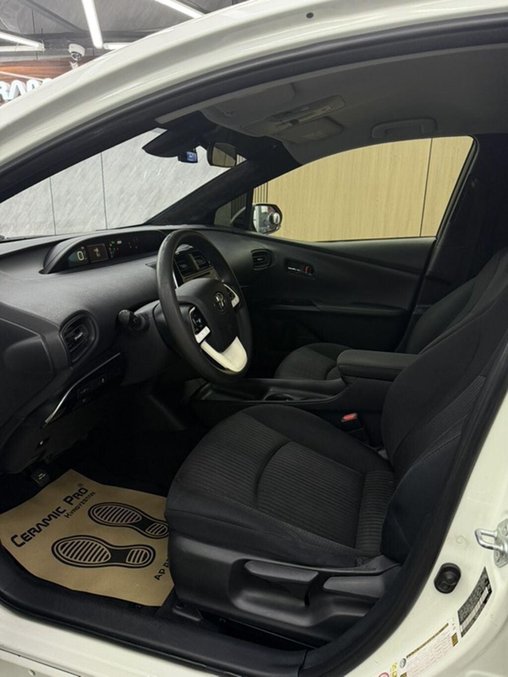 Toyota Prius: 2017 г., 1.8 л, Вариатор, Гибрид, Лифтбек: фото 6