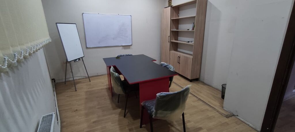 Tədris və ya iclaslar üçün tam təchizatlı otaq icarəyə verilir. -