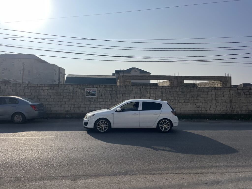 Torpaq Binə Atçılıqda Aeraport yolundan 600 metr içəridə yerləşir