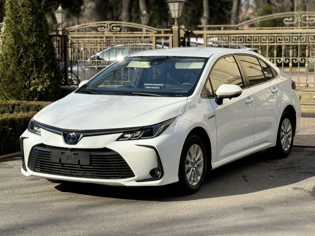 Toyota Corolla: 2021 г., 1.8 л, Вариатор, Гибрид, Седан: фото 2