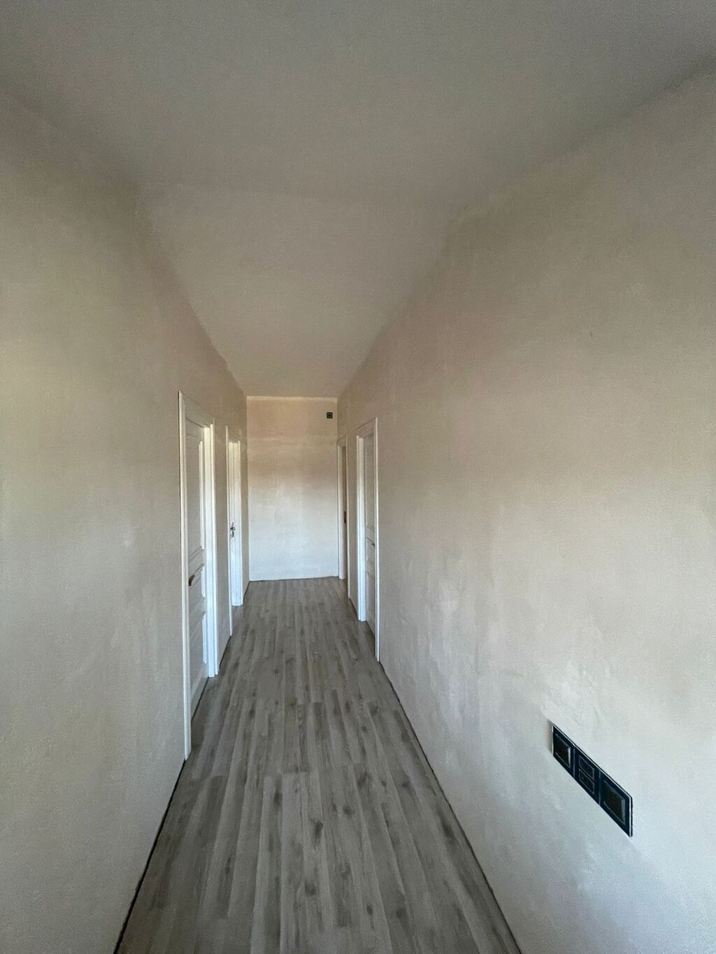 2 mərtəbəli fərdi yaşayış evi. Evin fasadı müasir üslubda işlənib