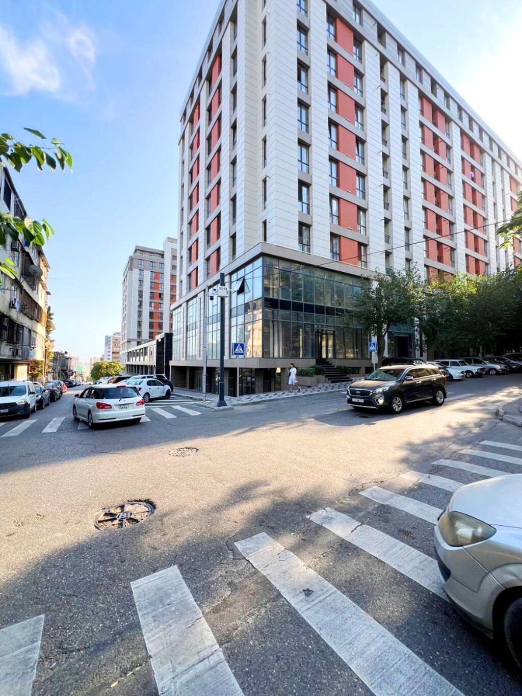 Nizami metrosuna piyada 3-4 dəqiqə məsafədə, Şəhərin ən prestijli