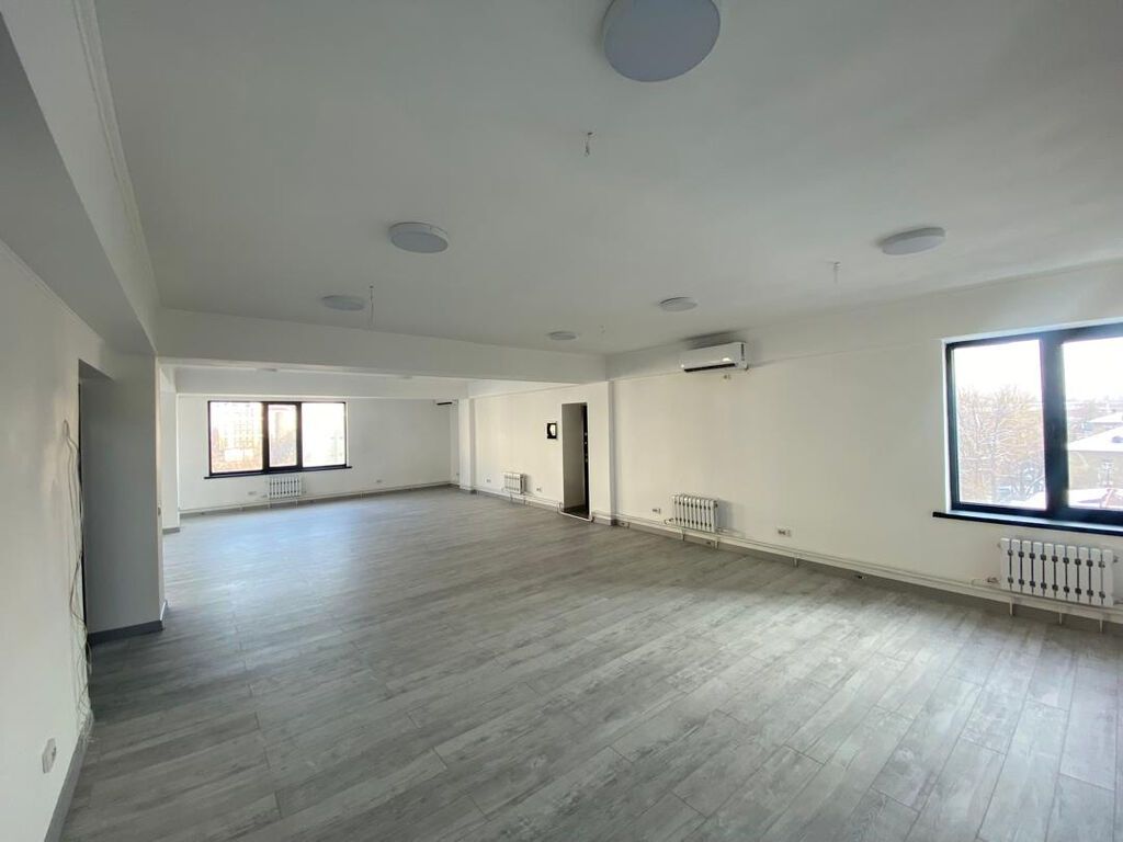 Аренда офисов, 120 м², В бизнес центре, 1 линия
