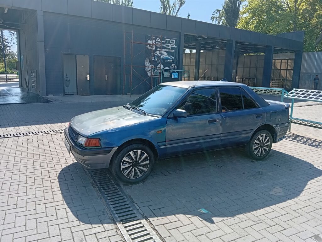 Mazda 323: 1990 г., 1.8 л, Механика, Бензин, Седан: фото 3