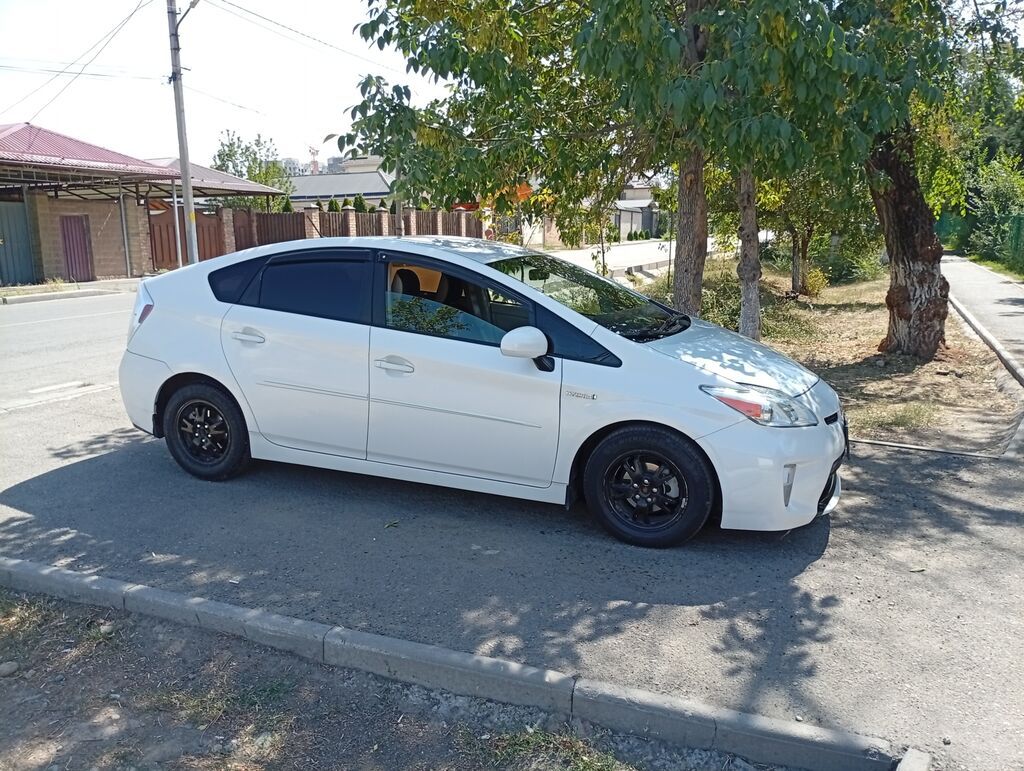 Toyota Prius: 2012 г., 1.8 л, Автомат, Гибрид, Хэтчбэк: фото 2