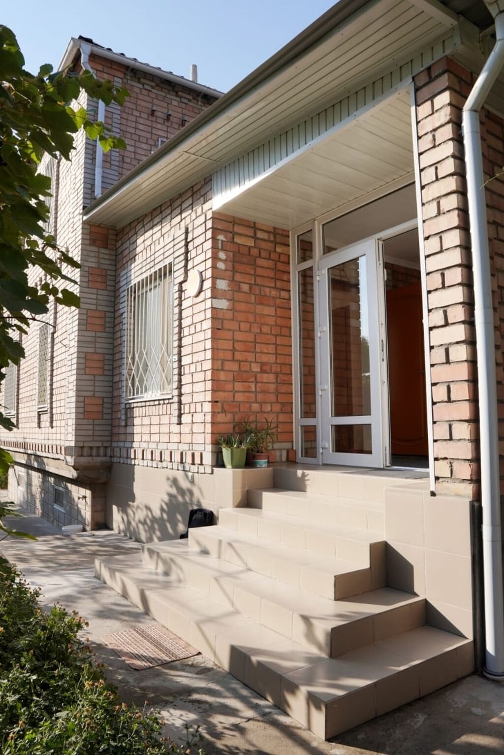 3 комнаты, 145 м², 8 соток, Бишкек, Киргизия 1 Риэлтор: фото 1