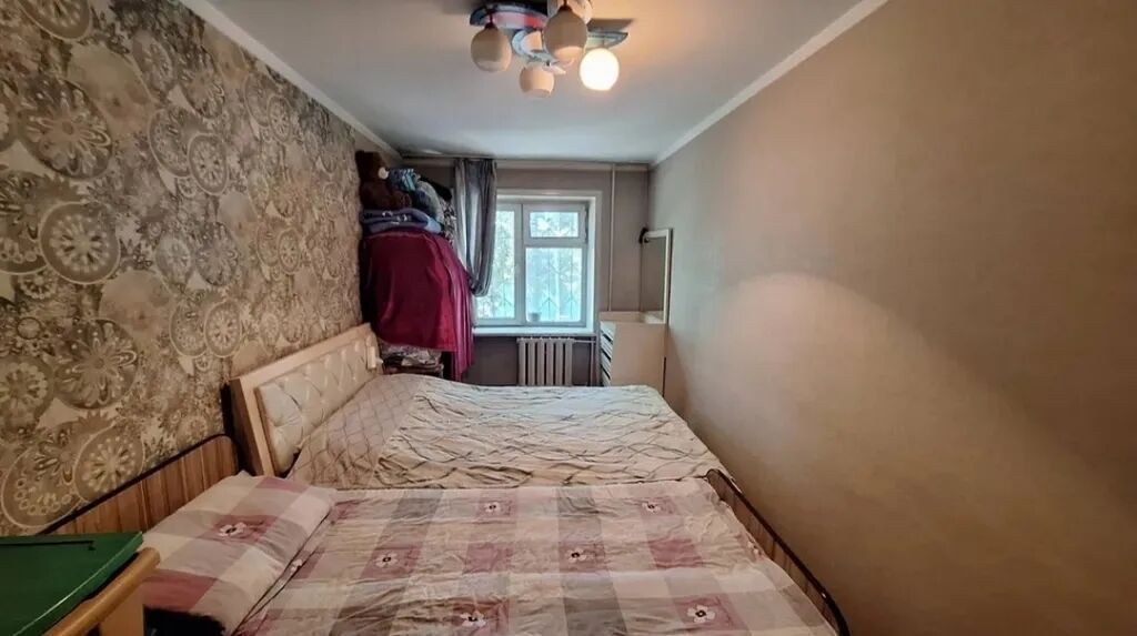 Сдаётся комната в квартире. - Узкая, вытянутая планировка, одно окно: фото 1