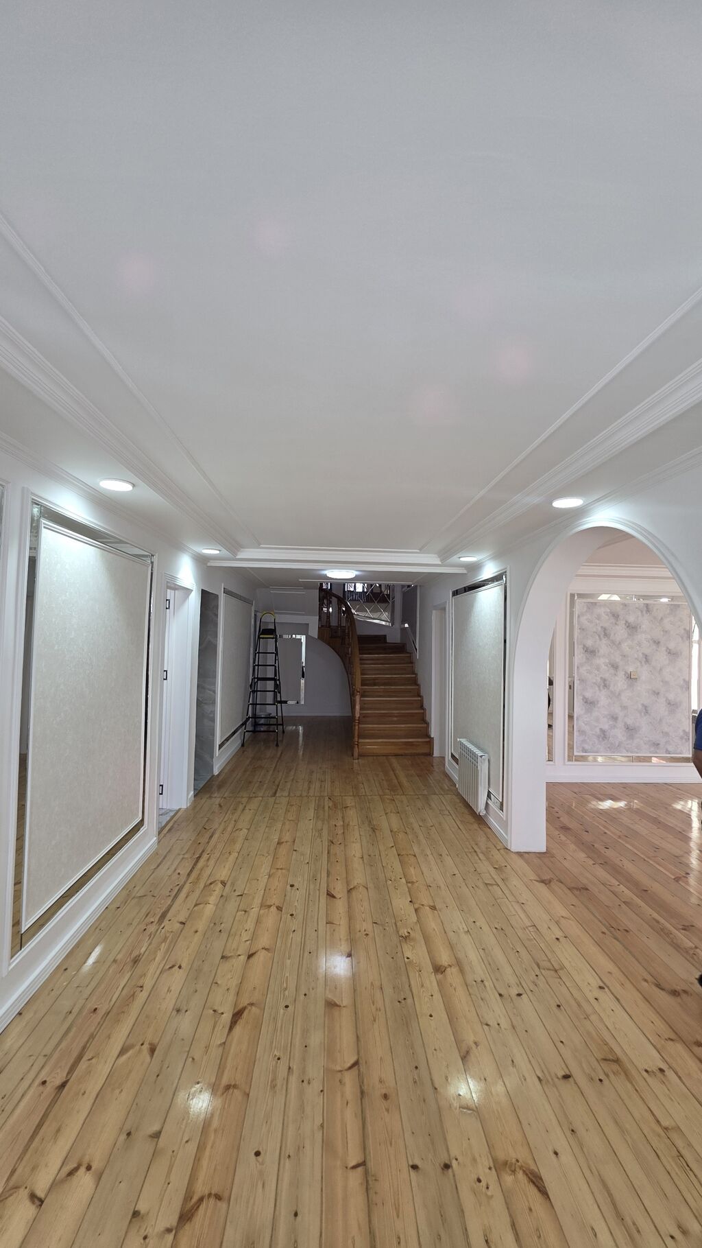 6 otaqlı, 205 kv. m, Yeni təmirli
