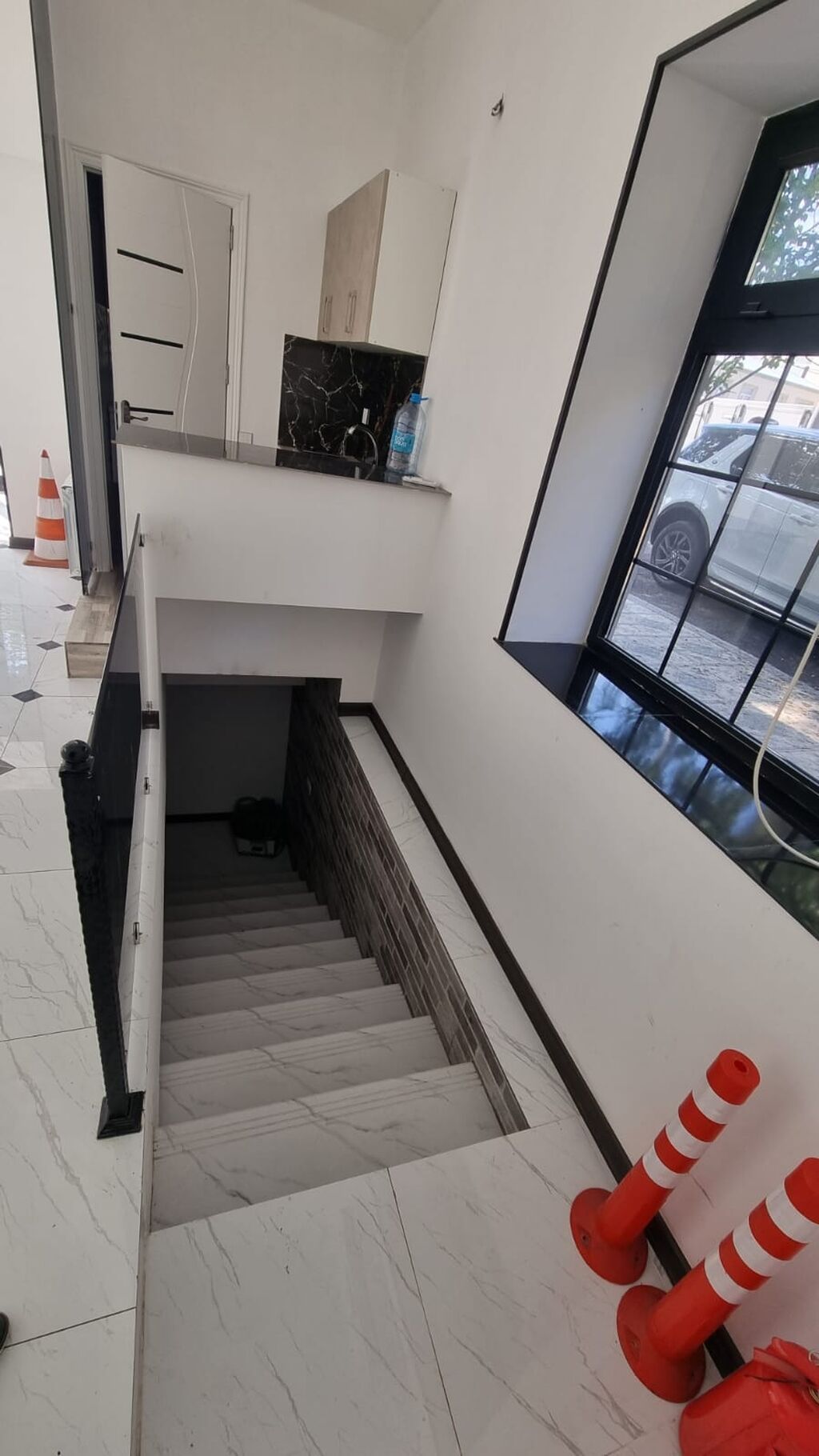 Ümumi 105 kvdır 1ci mərtəbə 75 kv zirzəmi isə 30 kvdır,qarışısında
