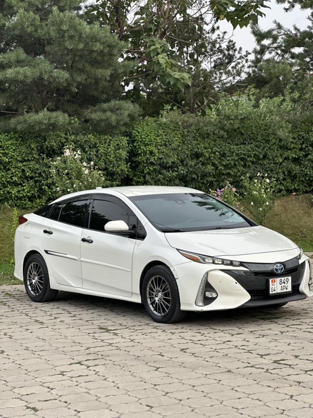 Toyota Prius: 2017 г., 1.8 л, Вариатор, Гибрид, Лифтбек: фото 1