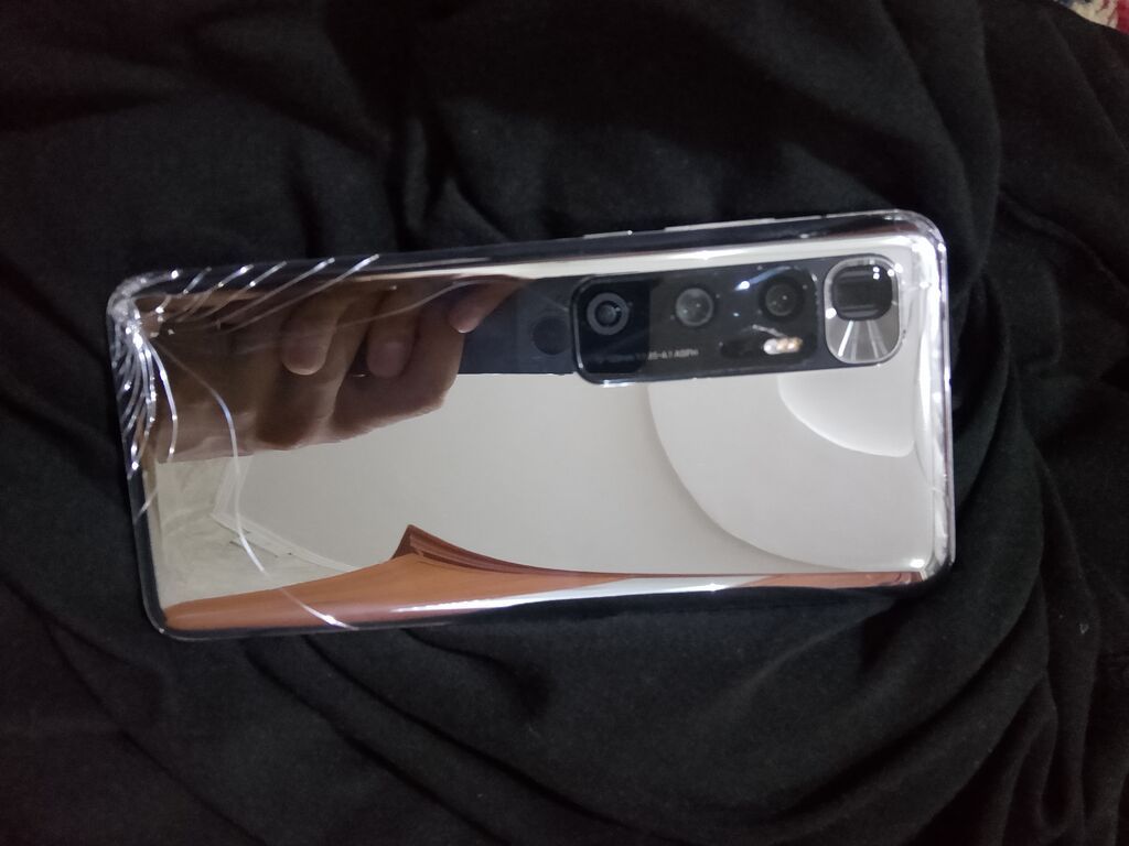 Это смартфон Xiaomi Mi 10 Ultra, выделяющийся зеркальной задней: фото 1