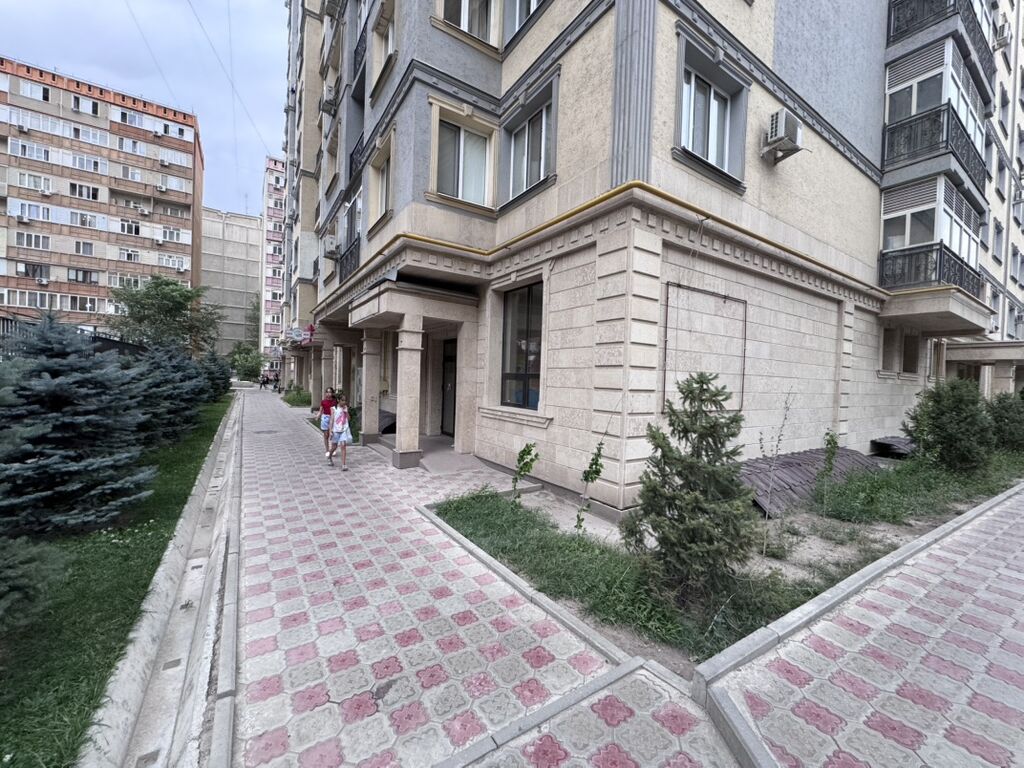 Сдается коммерческое помещение на первом этаже с отдельным входом на