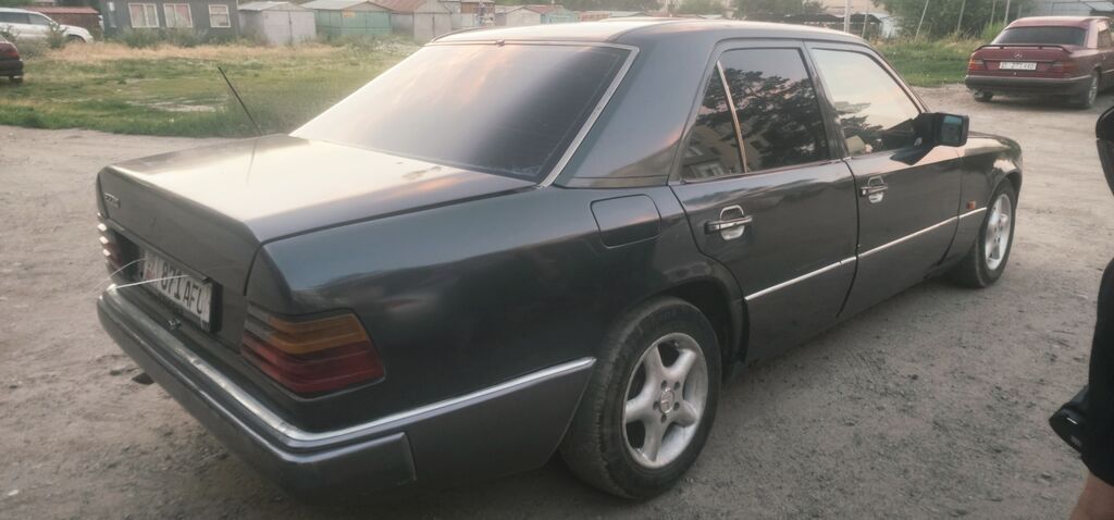 Mercedes-Benz W124: 1990 г., 2 л, Механика, Бензин, Седан: фото 5