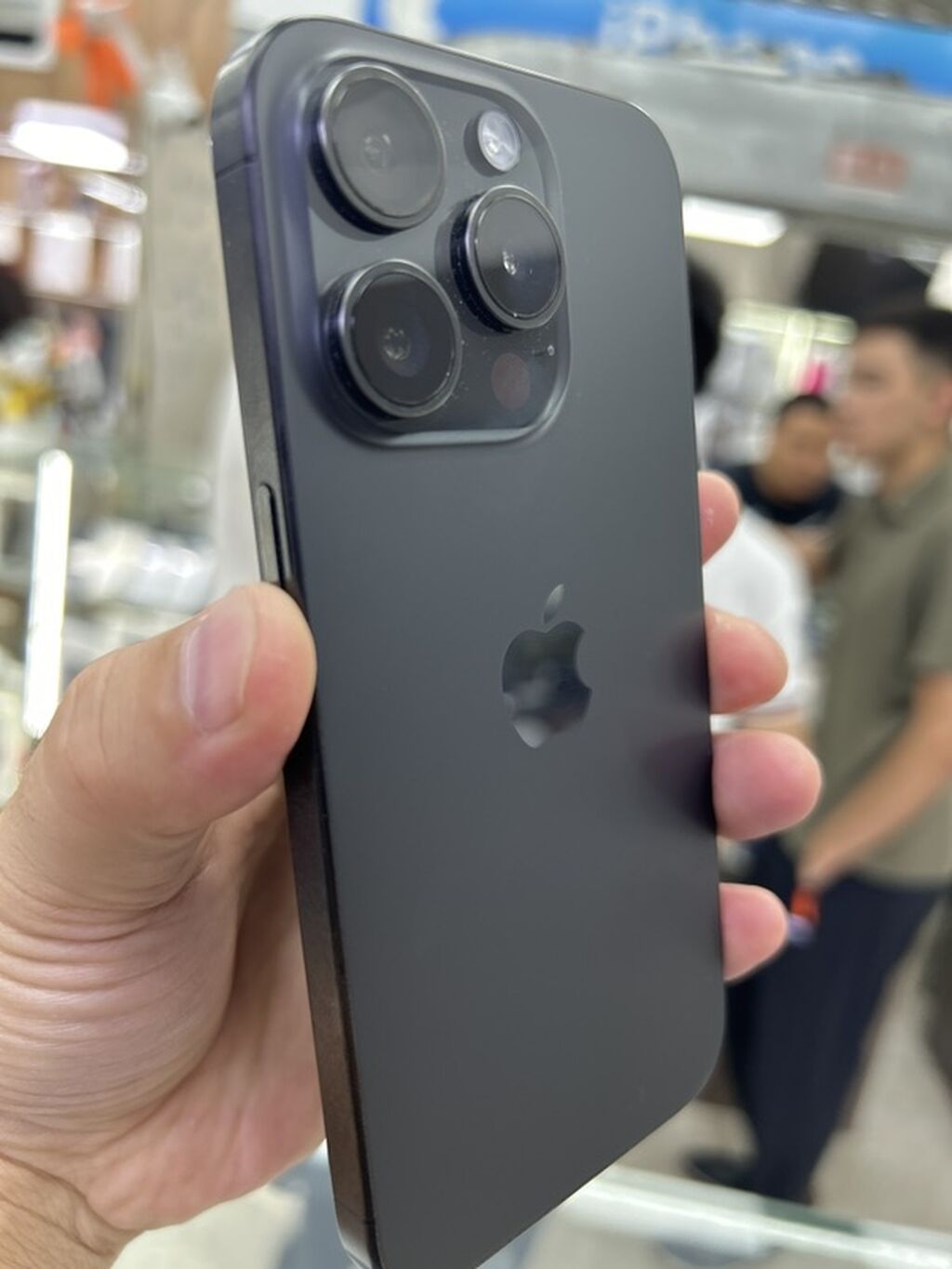 IPhone 15 Pro, Б/у, 256 ГБ, Black Titanium, Защитное стекло, Чехол, 82 % — фото 2