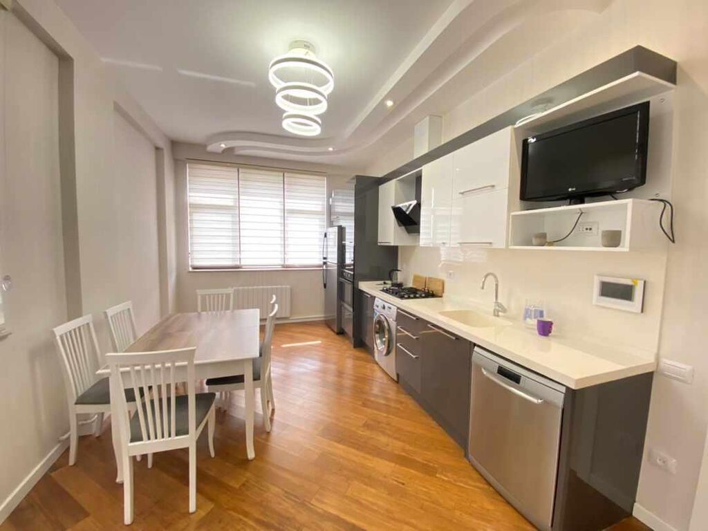 28 May metrosunun yaxınlığında 2 otaqlı mənzil kirayə verilir. 111 m²