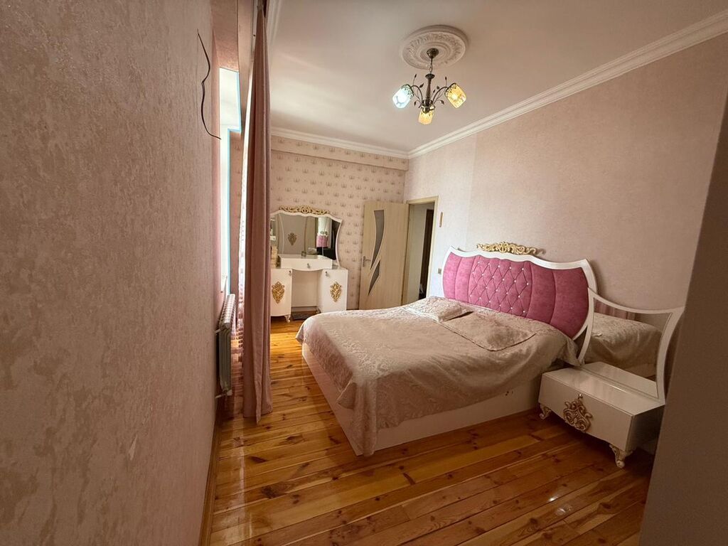 3 otaqlı mənzil – geniş və işıqlı Xüsusiyyətlər: - Böyük qonaq otağı