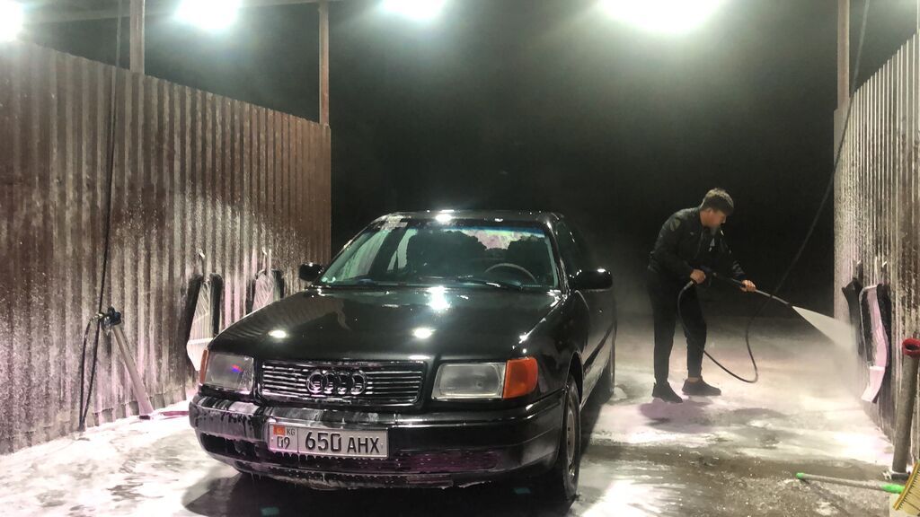 Audi S4: 1991 г., 2.3 л, Механика, Бензин, Седан: фото 4