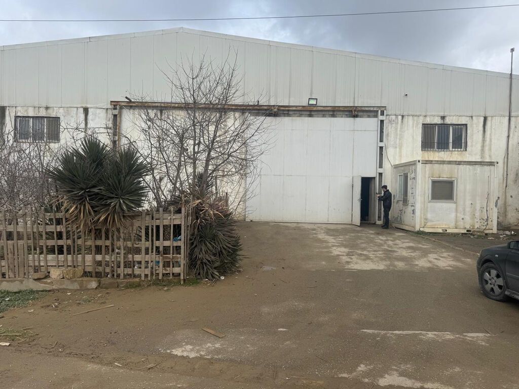Binəqədi Balaxanı yolunda yerləşən 3000 kv.m anbar kirayə verilir
