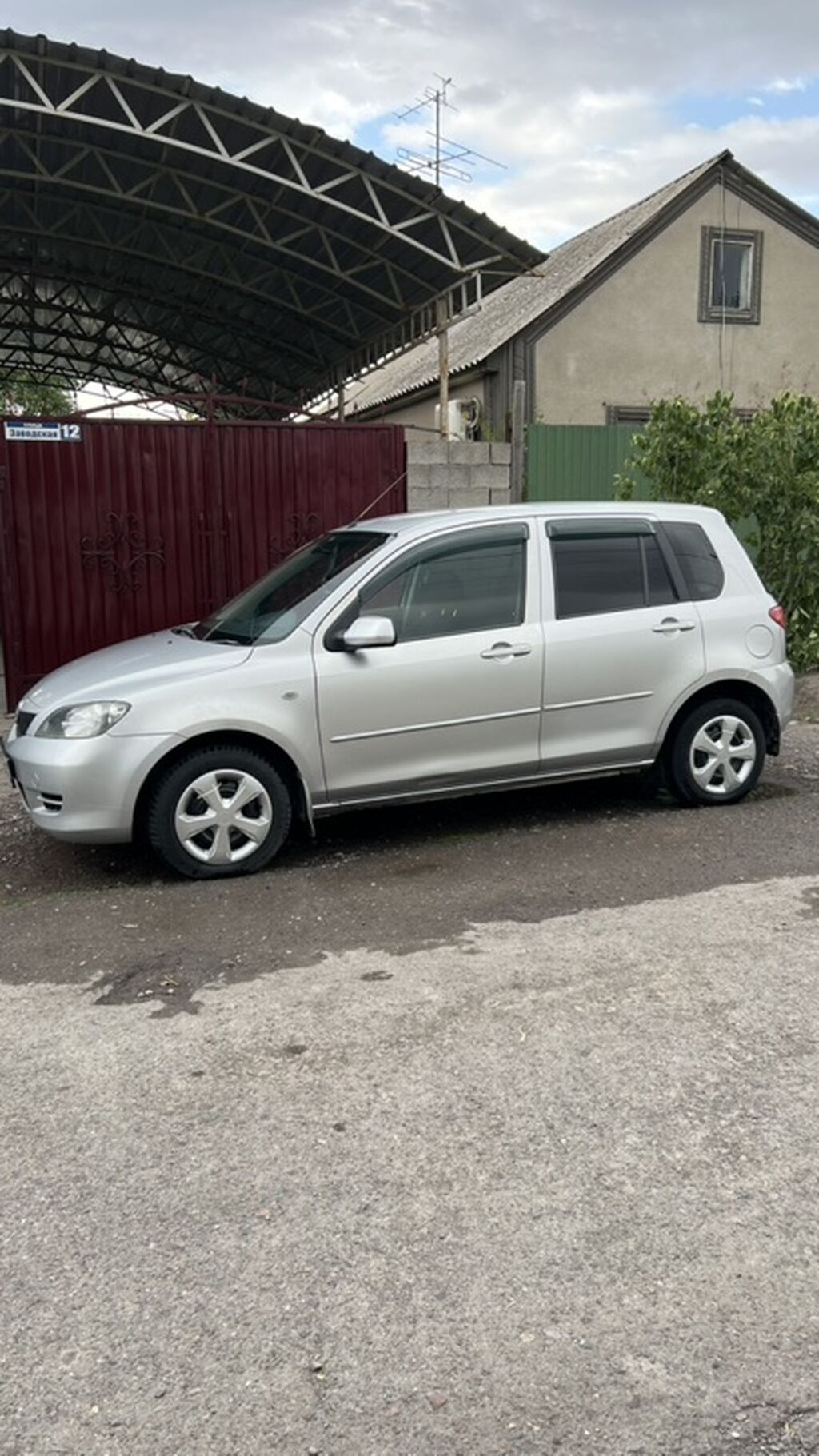 Mazda Demio: 2003 г., 1.3 л, Автомат, Бензин, Хэтчбэк: фото 3