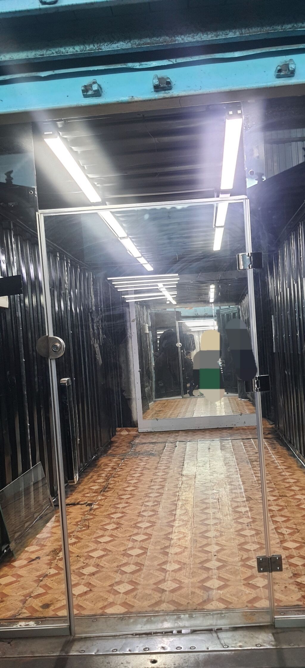 Продаю 2х этажный контейнер, на 4м проходе, на половине ближе к