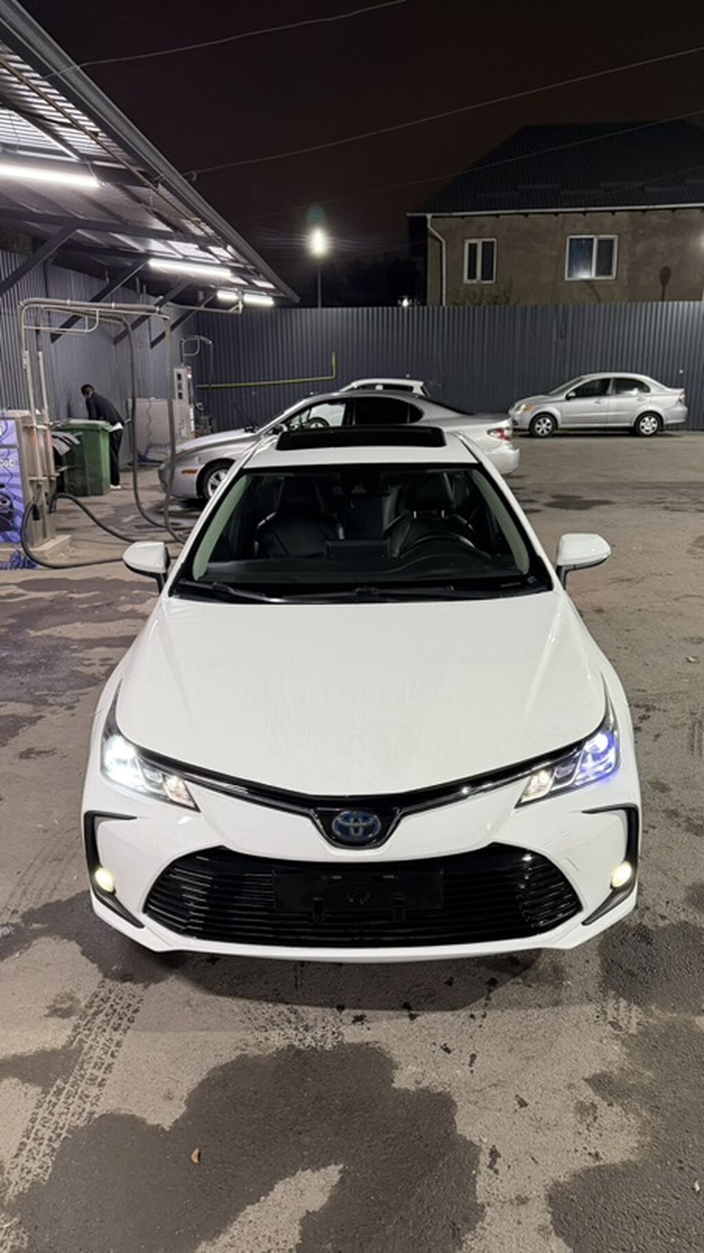 Toyota Corolla: 2019 г., 1.8 л, Вариатор, Гибрид, Седан: фото 1