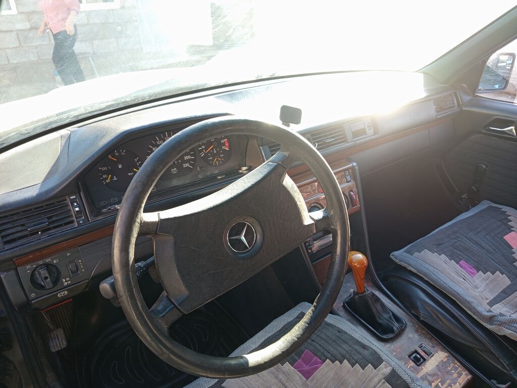 Mercedes-Benz W124: 1991 г., 2.3 л, Механика, Бензин, Седан: фото 1