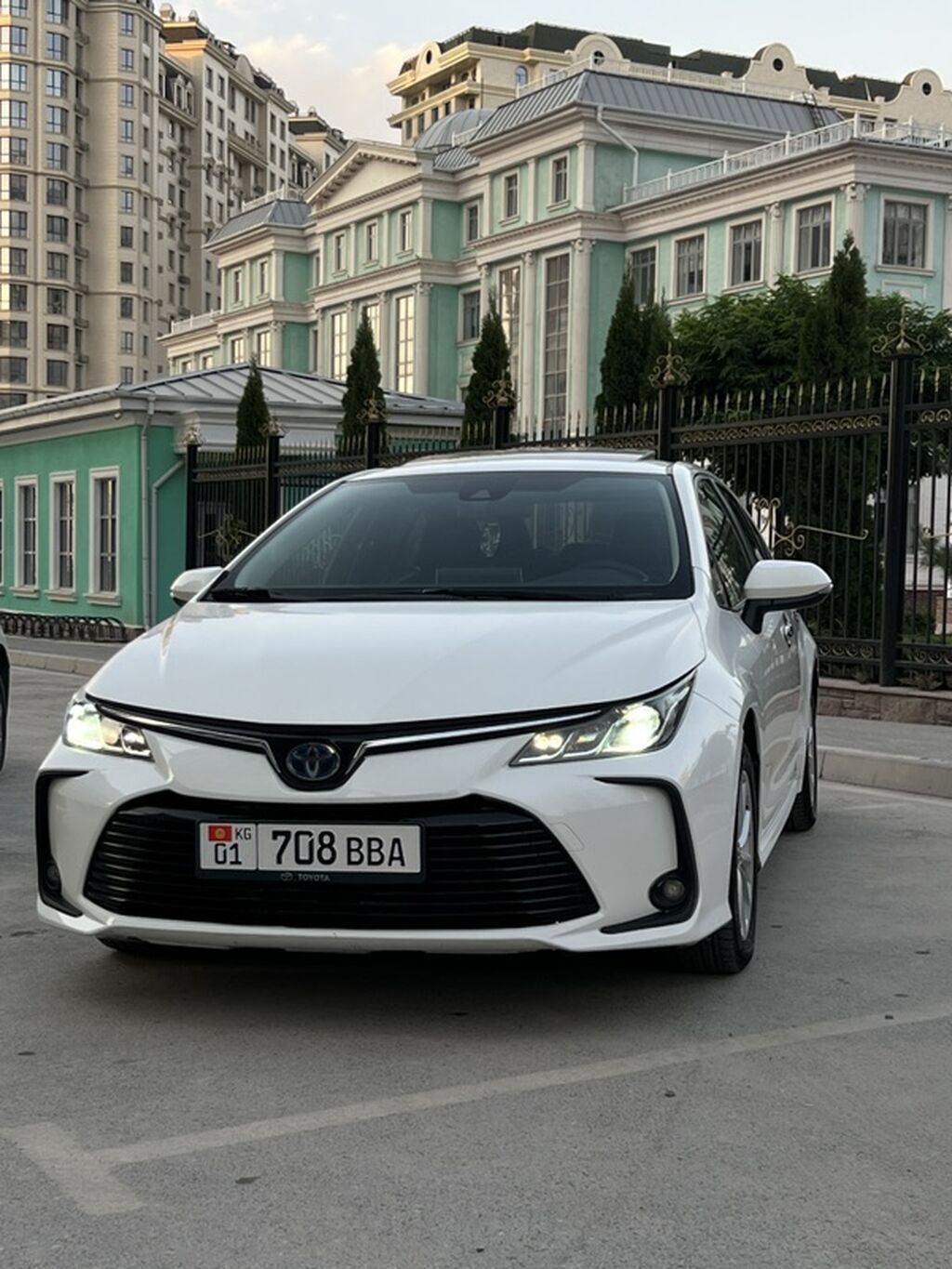 Toyota Corolla: 2021 г., 1.8 л, Вариатор, Гибрид, Седан: фото 2