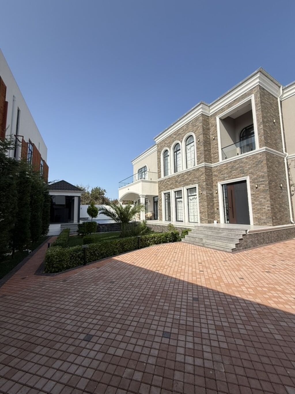 5 otaqlı, 216 kv. m, Yeni təmirli