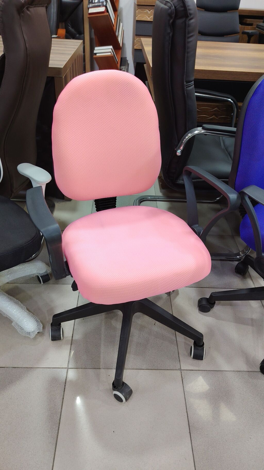 Ofis/kursi – çəhrayı rəngdə, yumşaq süngərlə örtülü oturacaq və bel