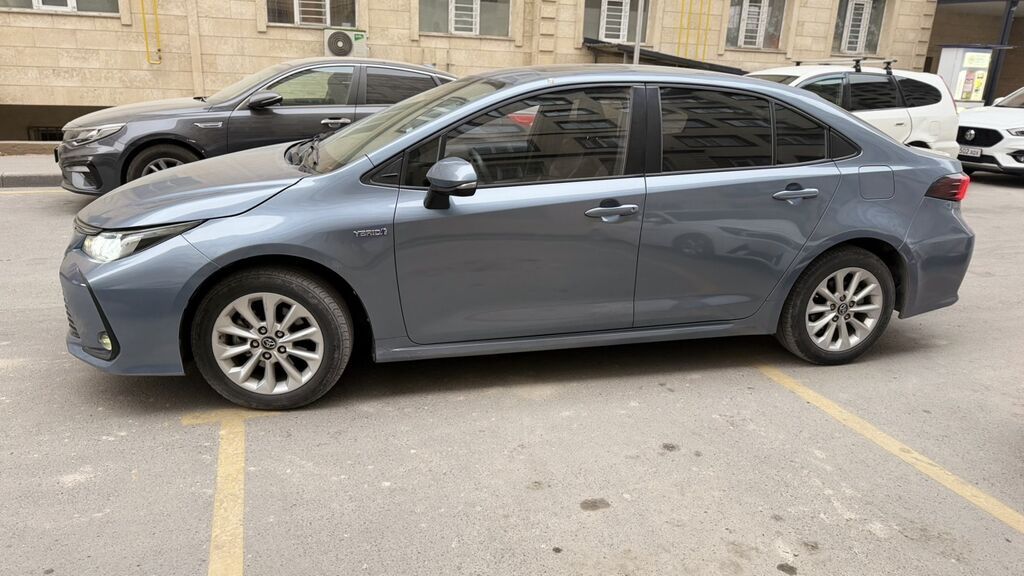 Toyota Corolla: 2021 г., 1.8 л, Вариатор, Гибрид, Седан: фото 2
