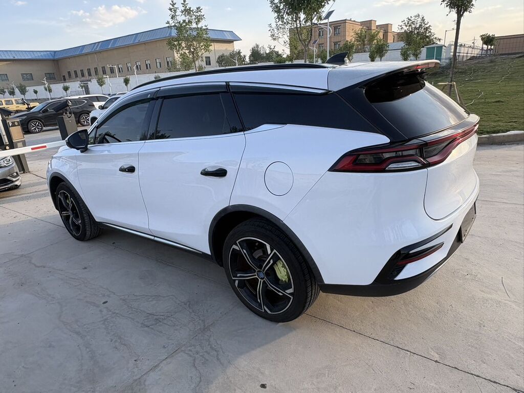 BYD Tang: 2021 г., 1.5 л, Автомат, Гибрид, Кроссовер: фото 4