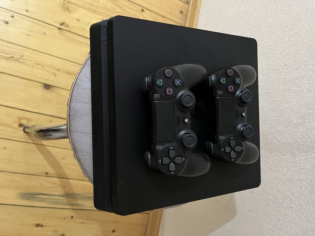 PlayStation 4 Slim oyun konsolu + 2 ədəd DualShock 4 pultu - Model