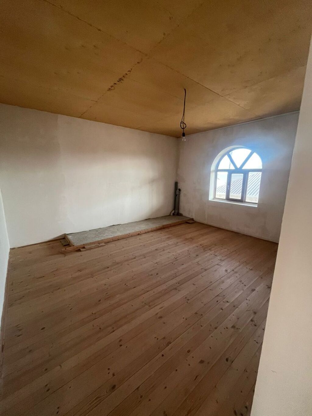 2 mərtəbəli daş tikili həyət evi - Tikinti materialı: qalın çay/şəhər