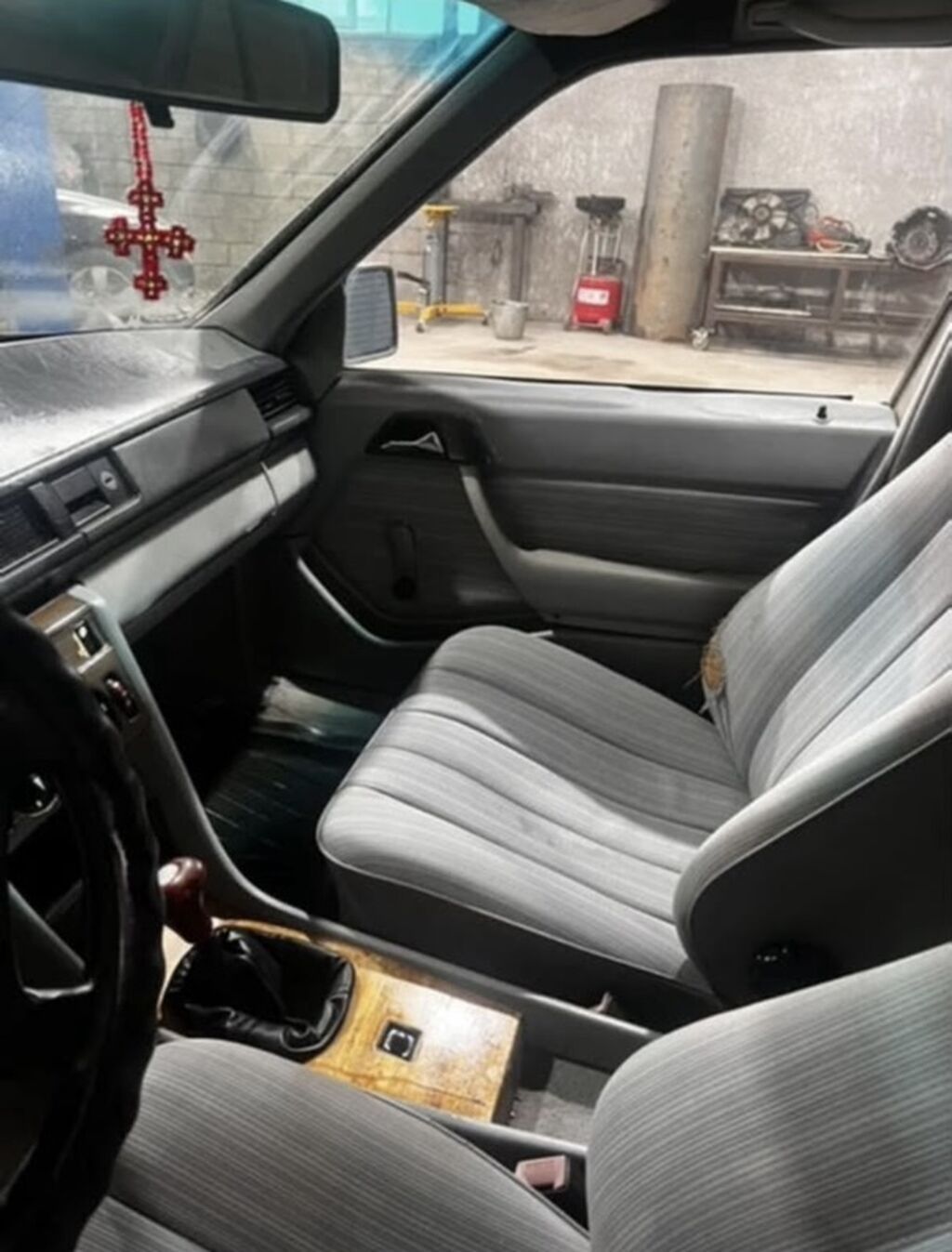 Mercedes-Benz W124: 1990 г., 2.6 л, Механика, Бензин, Седан: фото 4