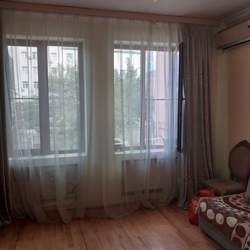 Bakıxanov qəs. 4 otaqlı, 200 kv. m, Orta təmir