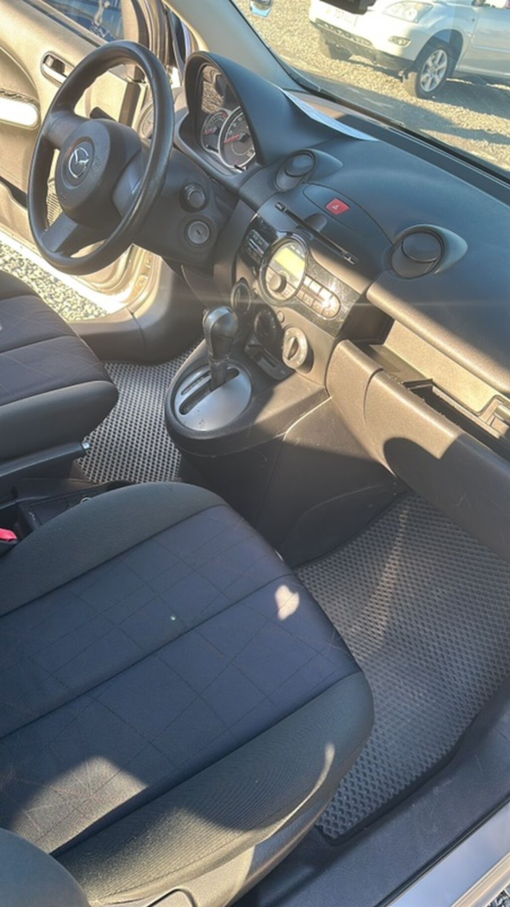 Mazda 2: 2013 г., 1.5 л, Автомат, Бензин, Хэтчбэк: фото 8