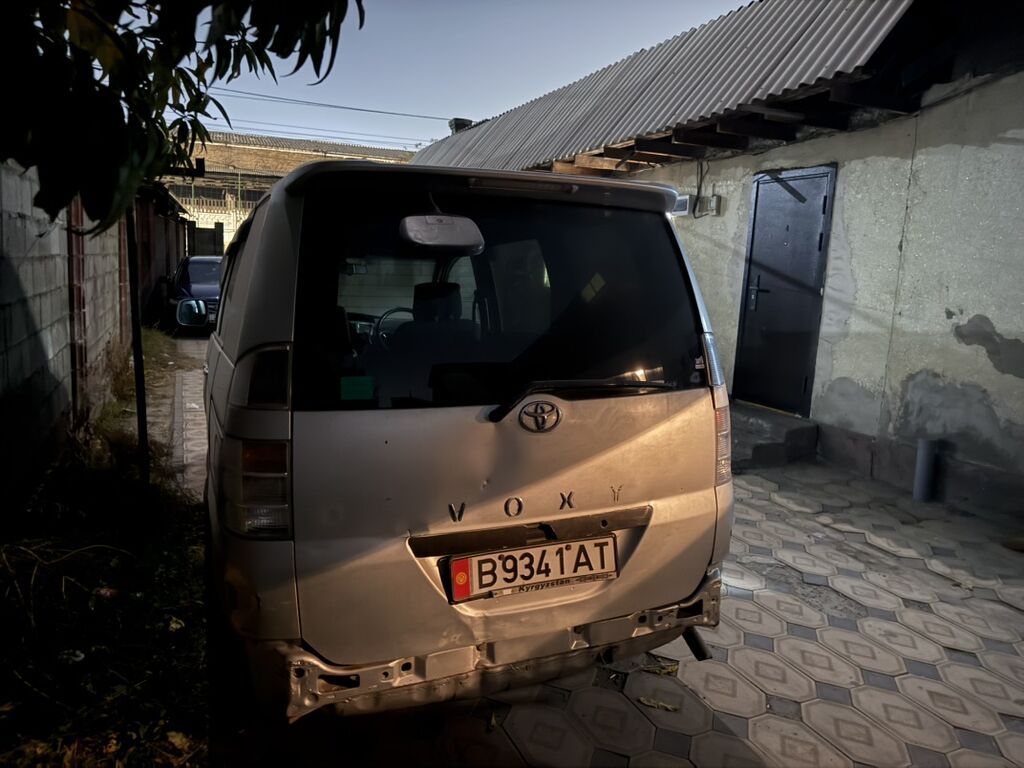 Toyota Voxy: 2002 г., 2 л, Автомат, Бензин, Минивэн: фото 4