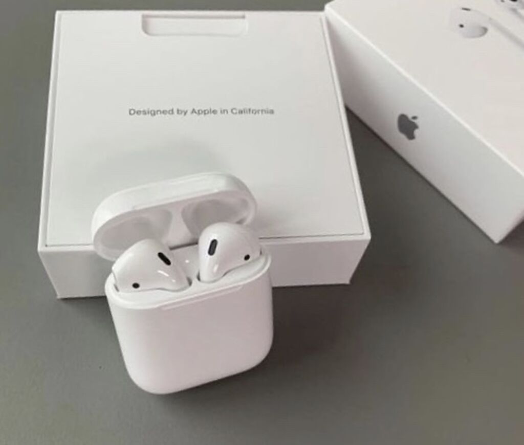 Продать airpods 2. Аирподс 2 оригинал. Аирподс 2 реплика. AIRPODS 2 Replica. AIRPODS rk2t6lw33p.